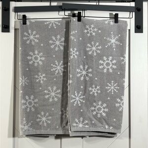St. Nicholas square (2h  grey with white snowflake bath towels